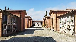 Ladri in azione al cimitero di Lerchi: razziate le tombe