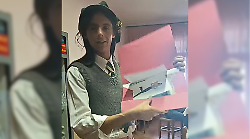 I ragazzi delle medie omaggiano Lucio Corsi, lui risponde nel video: &laquo;Siete super artistici&raquo;