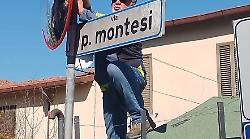 Terni, il maltempo mette fuori uso lo specchio parabolico all'incrocio e tre pensionati lo riparano a proprie spese