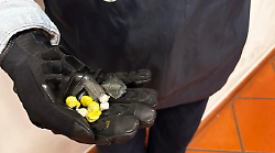 Tenta di disfarsi di nove involucri di cocaina durante il controllo: arrestato 25enne