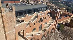 Ragazzini corrono e saltano sul lucernario del Mercato coperto di Perugia: arrivano le telecamere anti baby gang