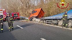 Camion finisce fuori strada tra Tuoro e Castiglione del Lago: traffico interrotto sul raccordo