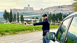 Esce da un locale, sale in auto e poi si rifiuta di sottoporsi all'etilometro: patente ritirata 