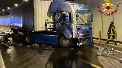 Tir sbanda in galleria ad Amelia: traffico bloccato sul raccordo verso Orte