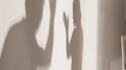 Ubriaco aggredisce la moglie con un ventilatore: la donna e i tre figli si rifugiano in auto. Arrestato un uomo di 55 anni 