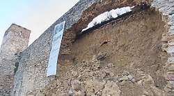 Montefalco, crolla un pezzo della cinta muraria del centro storico 