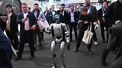 Dal robot che porta le valigie al passaporto digitale per animali: il futuro visto al Mwc di Barcellona