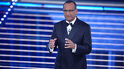 Sanremo Top torna con Carlo Conti: omaggio a Pippo Baudo, classifiche FIMI e ospiti d'eccezione