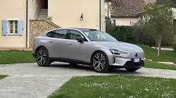 A bordo della Volvo ES90: debutta la tecnologia 800V 