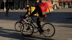 L'Umbria ha una sua legge per i rider e i lavoratori digitali: previste anche le ordinanze urgenti