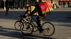 Tesserini identificativi per i rider: dalla fine del mese scatta l'obbligo 