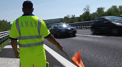 Scontro tra due auto e una moto: un ferito. Strada chiusa in entrambe le direzioni