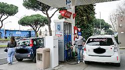 Prezzi carburanti schizzati alle stelle: ecco la ricetta del Governo allo studio per ridurre i costi di benzina e gasolio