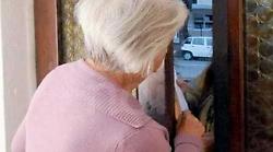 Pensionata sventa truffa telefonica: finge di cadere nel tranello e poi fa arrestare i due malviventi