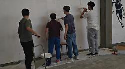 Prendersi cura della scuola: a Foligno i ragazzi e gli ex allievi della media Carducci tinteggiano la palestra