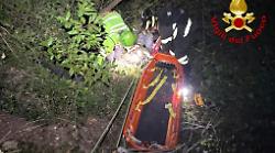 Cercano asparagi e precipitano in un fosso: soccorsi due anziani