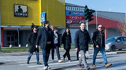 A Ellera nuovo semaforo pedonale in via Nervi. Il sindaco Pierotti: &ldquo;Adesso a piedi o in auto saremo tutti pi&ugrave; tranquilli&rdquo;