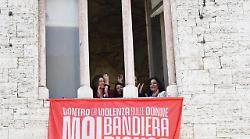 Contro la violenza sulle donne mai bandiera bianca, bandierone a Palazzo dei Priori | Il video