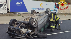 Auto si ribalta lungo l'A1: soccorso l'autista. Autostrada bloccata 