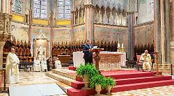 Venerazione delle spoglie di San Francesco e messa per la pace: con il cardinal Zuppi 70 pellegrini dell'Ucraina