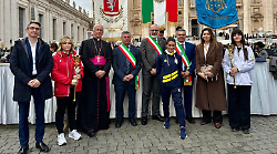 Norcia porta la Fiaccola Benedettina dal Papa: messaggio di pace mentre crescono le tensioni internazionali
