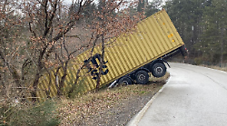 Incidente sulla Apecchiese, camion finisce fuori strada: illeso il conducente. Cambia anche la viabilit&agrave;