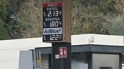 In Umbria prezzi dei carburanti alle stelle. I benzinai: "Noi siamo l'ultimo anello della filiera". I consumatori si rivolgono alla Finanza