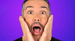 Mamma, ho perso Sanremo! Antonio Mezzancella in un tour di imitazioni, musica e ironia. Al teatro San Carlo di Foligno