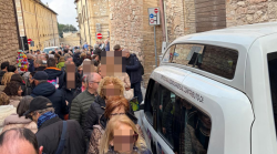 Sosta selvaggia in centro storico: "Non siamo spartitraffico per santuari". Il comitato dei residenti chiede maggiori controlli 