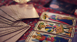 Maghe e cartomanti, un business da 6 miliardi. Come funziona il sistema che truffa milioni di italiani: da Wanna Marchi al caso di Perugia