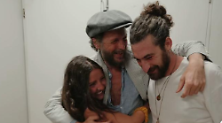 La coppia tifernate Gimo N'Giro riabbraccia Lorenzo Jovanotti in Australia: "Li ho invitati a teatro, siamo diventati amici"