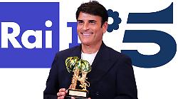 Sal Da Vinci accende il derby tra Rai 1 e Canale 5: il vincitore di Sanremo si "sdoppia" e monopolizza la prima serata