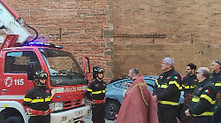 Citt&agrave; della Pieve, nuova piattaforma aerea per i vigili del fuoco volontari: cerimonia di consegna con benedizione 