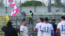 Derby Arezzo-Perugia, chi &egrave; l'unico tifoso del Grifo nel settore ospiti. Il nostro calcio triste, solitario y final. Il video