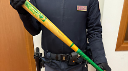 Rientra a casa ubriaco e sfonda la porta della camera del padre con una mazza da baseball: denunciato 28enne