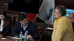 Consiglio diviso sulla scuola. Nasce il tavolo permanente ma le minoranze attaccano: "Niente di concreto"