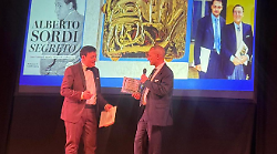 Al direttore Sergio Casagrande la targa "Amico di Alberto Sordi"