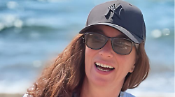 Lucia morta investita. Il cane, l'automobilista e l'alcol, la vita della maestra tra fotografia, tennis e negozio di souvenir