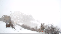 Nevicata a Castelluccio di Norcia: monte Vettore ricoperto di bianco a pochi giorni dall'inizio della primavera