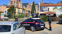 Terni, controllati al campetto di calcio: giovani sorpresi con quasi 300 grammi di droga e 1800 euro in contanti