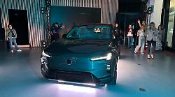 Volvo EX60: l'automobile sapiens con Gemini, cinture adattive e ricarica bidirezionale