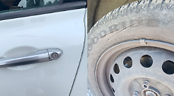 Atti vandalici sulle auto  in sosta: "Taglierini conficcati nelle ruote, pneumatici squarciati e vetture rigate"