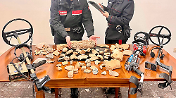 Va col metal detector a caccia clandestina di reperti archeologici e se li porta a casa: sequestrate monete, statuette e medaglie