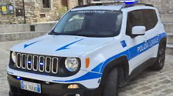 Fermato per un controllo viene sorpreso in auto con un coltello e un proiettile: denunciato 