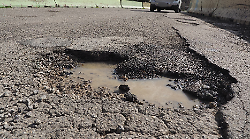 Il salasso dei danni per le buche: ecco quanto ci costano. Il conto delle riparazioni fatte da un gommista 
