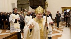 "Vi porter&ograve; tutti nel mio cuore". Monsignor Sorrentino saluta i fedeli nella messa di commiato dopo vent'anni da vescovo