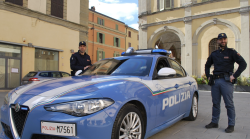 Citt&agrave; di Castello, insulti agli agenti e due coltelli: 28enne denunciato, scatta il Daspo Willy
