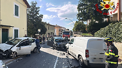 Terni, incidente frontale fra tre auto in via Campomicciolo: feriti non gravi