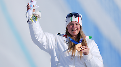Michela Moioli: le medaglie, l'idolo Lindsey Vonn e l'amicizia con Sofia Goggia. Chi &egrave; la campionessa olimpica 