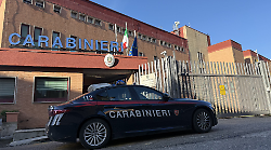 Tentato furto al centro commerciale, nasconde i vestiti nella borsa e aggredisce le commesse: arrestata 23enne